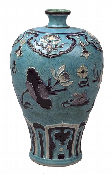 日本重要美術品：明15～16世紀〈景德鎮窯法花蓮池水禽紋梅瓶〉。圖∣大阪市立東洋陶磁美術館