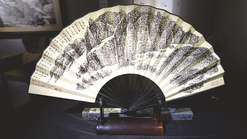 張光賓《扇畫》.水墨、紙扇.扇面20×62 cm、扇柄33 cm.2002。攝影/楊椀茹