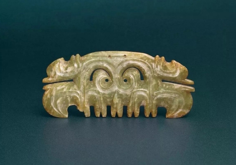 圖2 佳士得香港：紅山文化晚期（約公元前3500～3000年）〈青玉帶齒動物面紋飾〉，以1090萬港元成交。圖片提供：佳士得香港