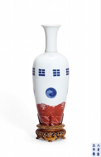 圖8 佳士得香港：清雍正〈青花釉裡紅太極八卦紋三弦萊菔尊〉，六字楷書款，以2410萬港元成交。圖片提供：佳士得香港