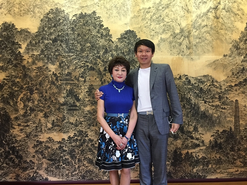 傅益瑤與葉博士於天皇天台宗家廟橫濱圓滿寺所藏之《比叡山延曆寺》合影。圖片提供：墨海樓