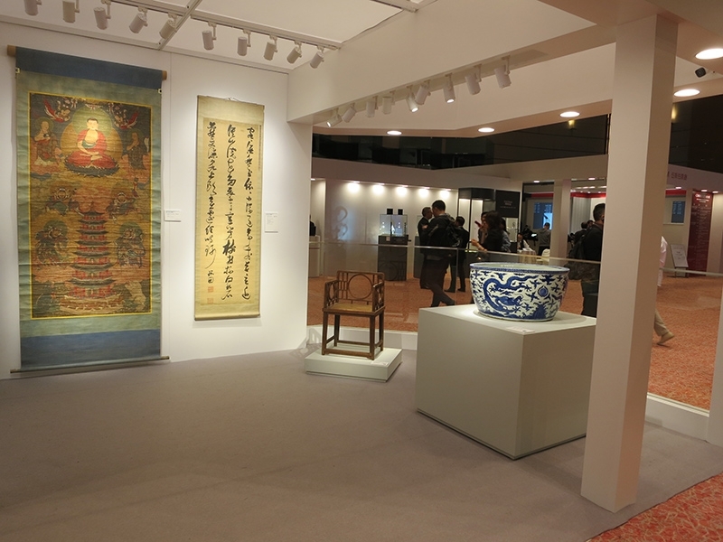 圖8 「御苑．文心．匠藝—明代器物書畫」預展現場，圖右之明隆慶〈花龍紋大缸〉以187.5萬港元成交。攝影：廖堯震