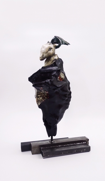 陳芍伊 隱翼 陶瓷、鐵 41x29x64cm 圖片提供：CC Gallery