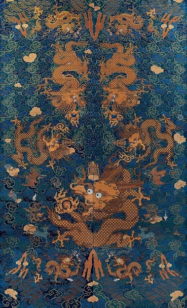 清順治〈藍色雲蟒鶴鹿紋満地織金妝花緞衣料〉，121×201公分。圖片提供：北京巨力國際拍賣有限公司