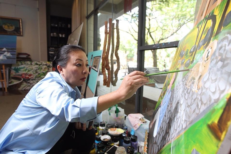 張花冠縣長專注作畫。