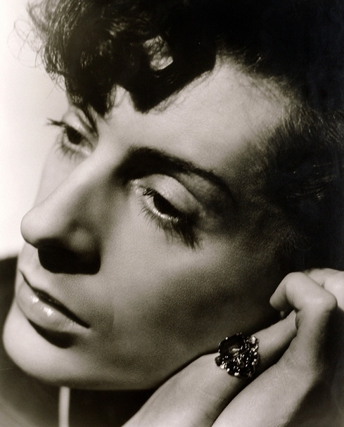 麥比Angus McBean|Quentin Crisp Bromide print 1941 National Portrait Gallery (London, UK) © Estate of Angus McBean / National Portrait Gallery, London 圖片提供:泰特英國美術館