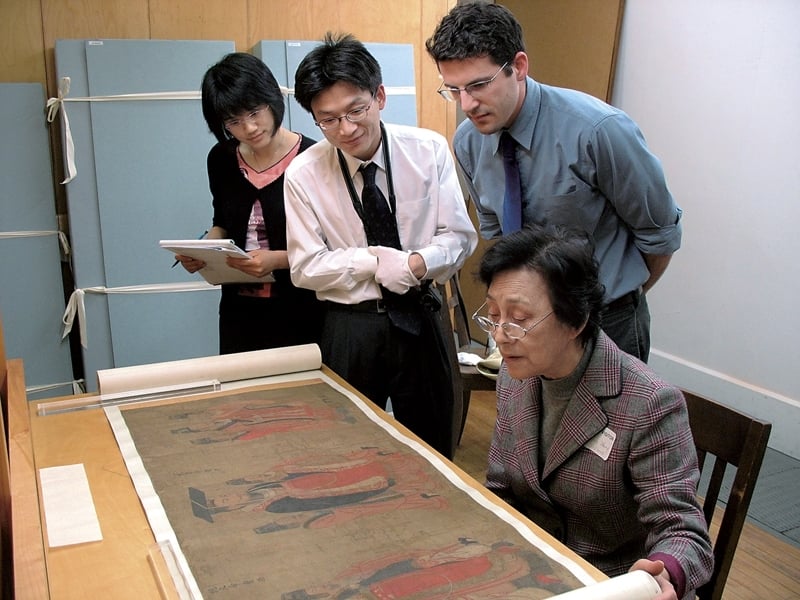 凌利中(後排中)與鍾銀蘭(前排)於2006年在波士頓美術館鑑賞〈歷代帝王圖〉卷。圖∣凌利中