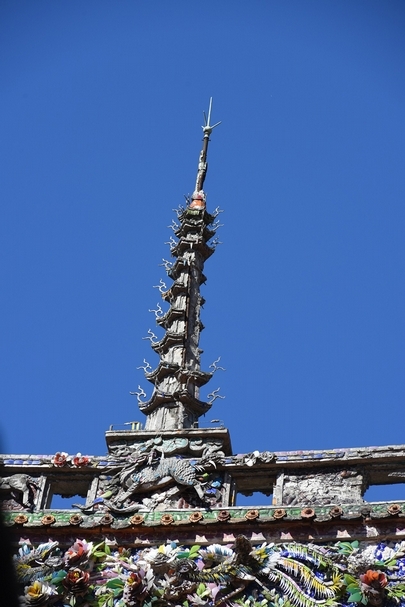 三峽祖師廟大殿寶塔已經可以看出年久失修損壞。（蕭文杰提供）