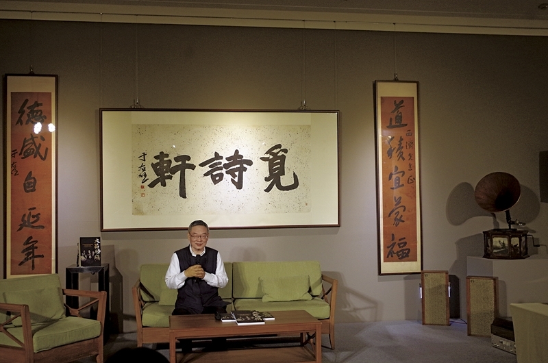 何創時書法藝術基金會董事長何國慶置身於民國氛圍中,于右任最大榜書〈覓詩軒〉,101.5×204公分。攝影︱藍玉琦
