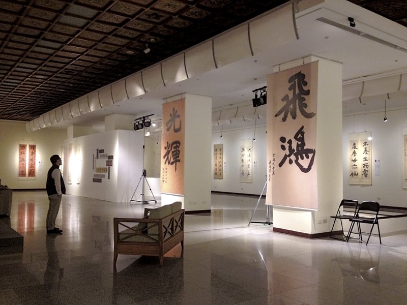 于右任碑派書法30餘件,大氣恢宏。攝影︱藍玉琦