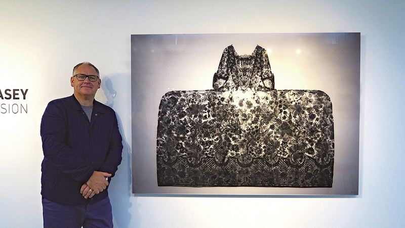 藝術家Nick Veasey與作品《Mantua Dress》合影。C-type Print．1682×1189mm．2017。Ed.1/9（攝影／楊椀茹）