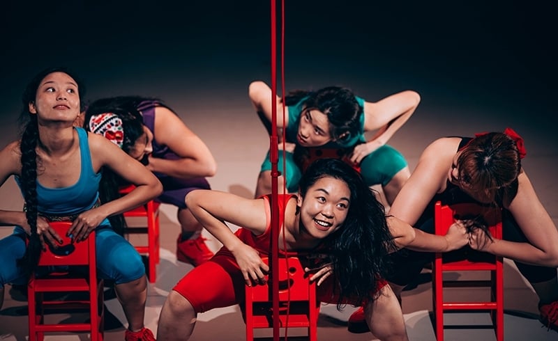《少數民族》由5位女舞者演出。