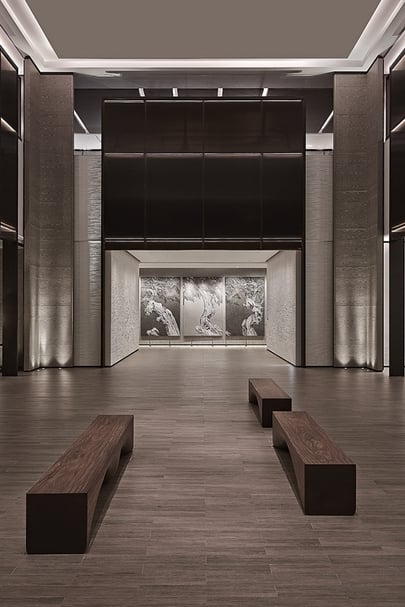 礁溪寒沐酒店大廳廳景，正前方作品為雪松作品：《古樹系列之一～三》。（寒沐酒店提供）