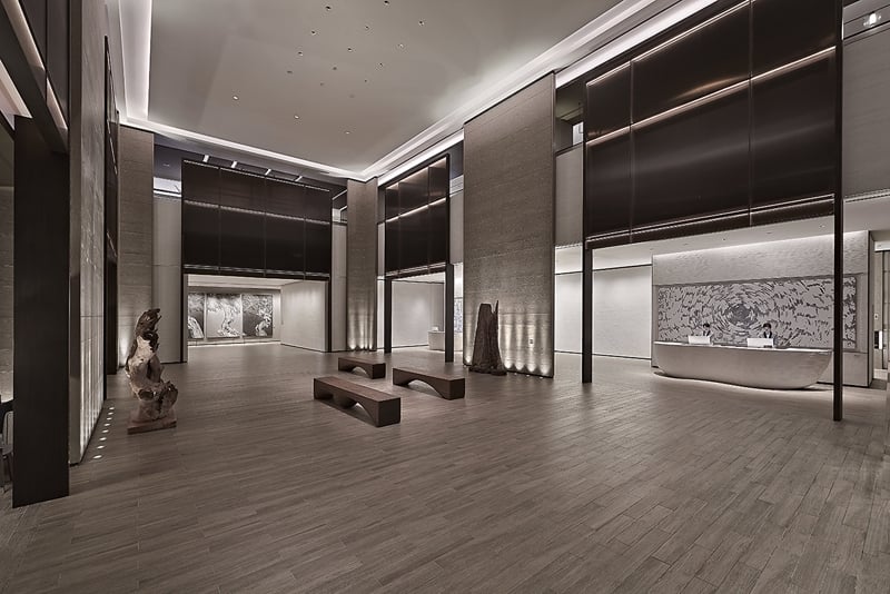 礁溪寒沐酒店本館大廳。右方接待櫃台後，懸掛著蔡佳葳作品《自虛空中迴旋而來－灰 》。（寒沐酒店提供）