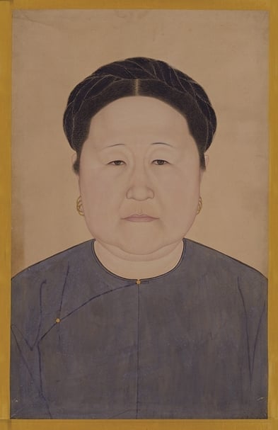 圖2 清代康熙朝佚名〈孝莊文皇后半身便裝像〉，設色紙本冊頁，北京故宮博物院藏。圖為其中一開。©The Palace Museum, Photo Credit：Yu Ningchuan。