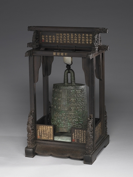 「最愛古董」：春秋時期〈邾大宰鐘〉，附清代乾隆時期紫檀木架。此件春秋時期的環鈕鐘，為春秋邾國之器。乾隆皇帝為之配做亭式木架，上有乾隆御題詩文，及與大臣文會題詠此鐘的詩句。圖片提供：國立故宮博物院