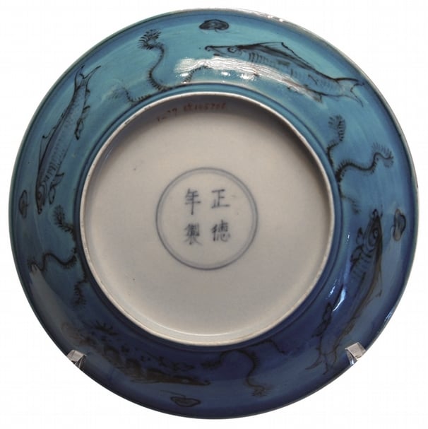 圖12 正德朝御窯〈孔雀綠釉青花魚藻圖盤〉，北京故宮博物院藏。圖∣呂成龍