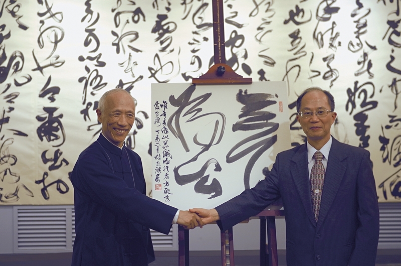 杜忠誥書贈2017年〈天下為公〉，由國父紀念館館長林國章（右）代表接受。攝影︱藍玉琦