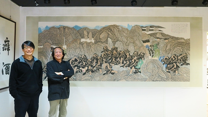 藝術家陳明貴與孟焦畫坊負責人王正雄於作品《尋山訪松》前合影。攝影：楊椀茹