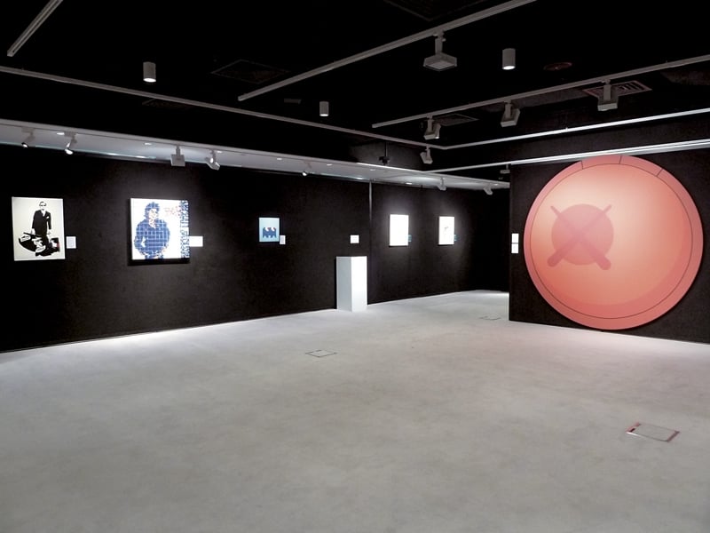 香港預展現場,右為KAWS作品《無題》。攝影|林琬娸