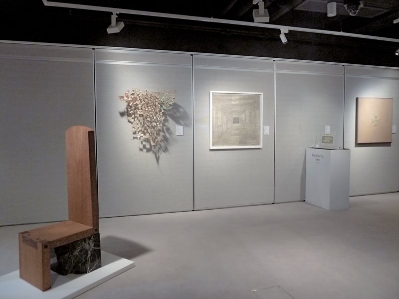 展覽現場裡,左為小清水漸作品《Queen''s Chair》。攝影|林琬娸