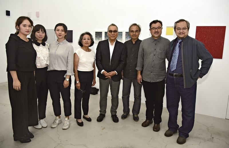 山口藝廊負責人山口孝（右四）團隊與參展藝術家池田啟子（左四）、五十嵐彰雄（右三）、北野吉彥（右二）、新苑藝術負責人張學孔（右一）合影。攝影／洪威喆