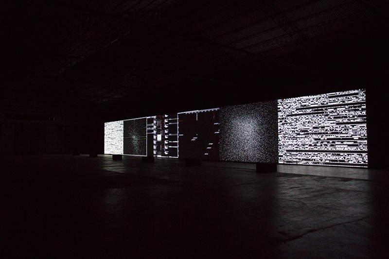池田亮司Ryoji Ikeda|信息.激流 12投影影像裝置、電腦、喇叭 2017 圖片提供:映像節 2017 Parallax