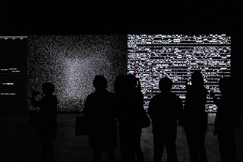 池田亮司Ryoji Ikeda|信息.激流 12投影影像裝置、電腦、喇叭 2017 圖片提供:映像節 2017 Parallax