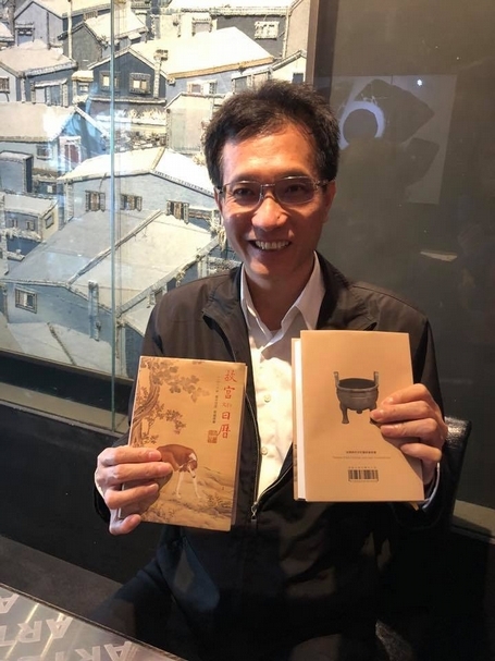林田富捧著剛出爐的「2018年故宮文物日曆」。