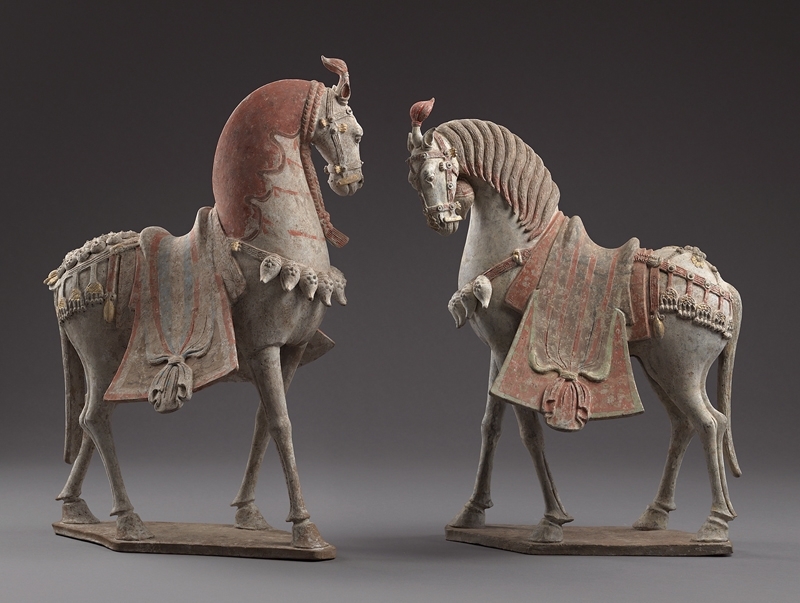 埃斯卡納齊（Eskenazi）「六朝藝術」展品：北魏〈彩繪陶馬〉兩件。圖╱埃斯卡納齊。