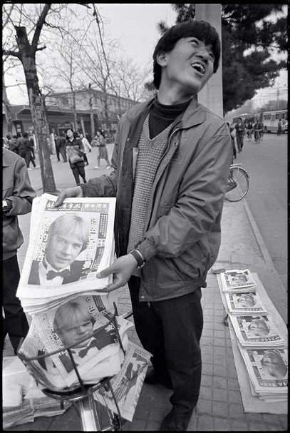 街頭熱賣《北京青年報》， 1992年3月28日。圖片提供：王友身
