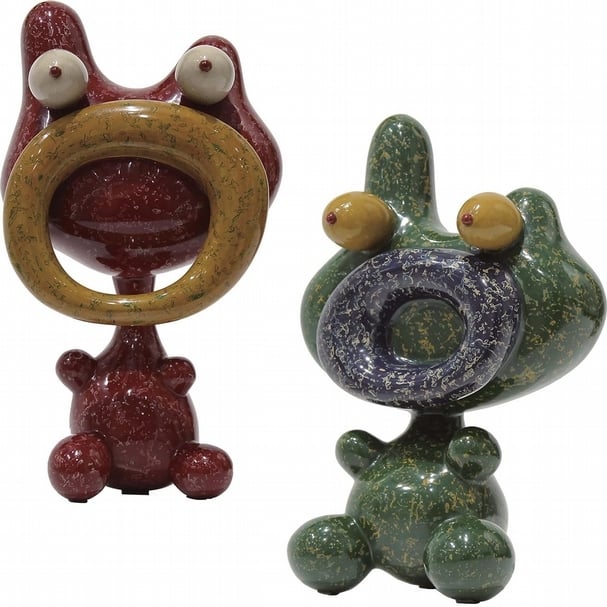 河口洋一郎《Eggy Boy》（紅、綠）．玻璃纖維．各20×20×30 cm．2017。圖｜GINZA DIAMOND SHIRAISHI 銀座白石