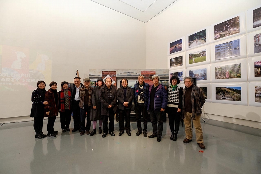 關渡美術館館長曲德益(右四),在館內舉行退休派對。圖片提供:國立台北藝術大學關渡美術館
