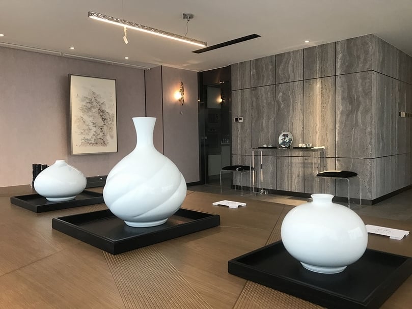 井上萬二的白瓷作品及張洪作品《氤氳水山》。圖片提供：秋萌畫廊