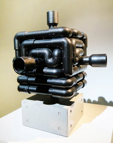 藝術家蔡坤霖《來自遠方聲音-京都》．PVC、混凝土、聲音裝置．30×30×40 cm．2014。攝影：楊椀茹