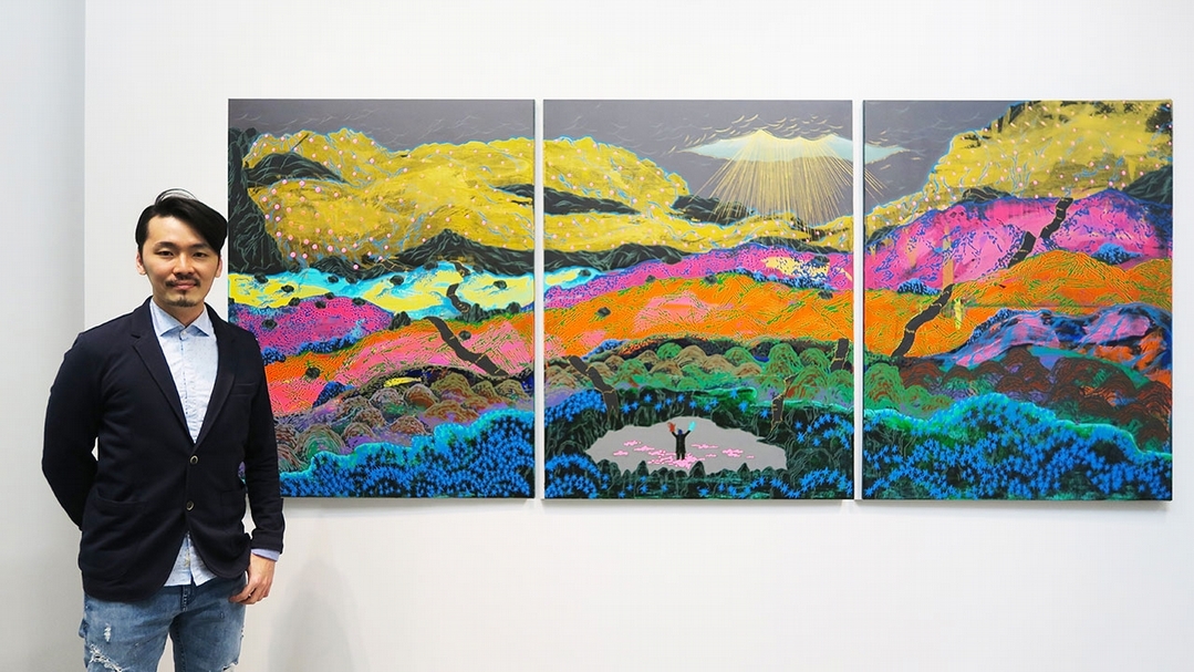 藝術家張騰遠與作品《單人任務：三人派對》．壓克力彩、畫布．116.5×273 cm．2017。攝影：楊椀茹