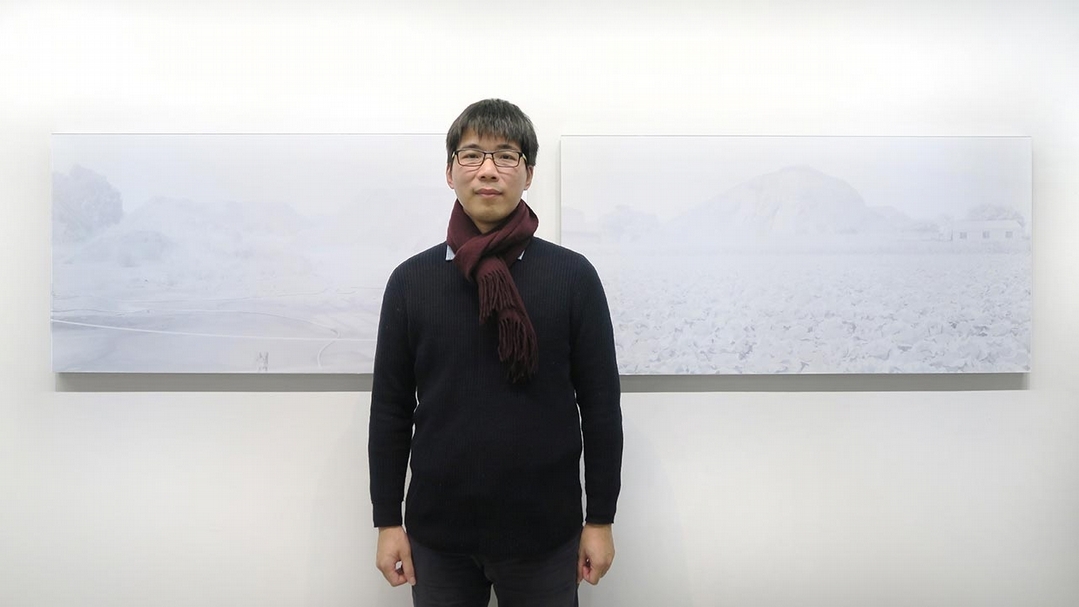 藝術家賴易志與作品。左：《那些隱匿的風景－萬丹嶺》右：《那些隱匿的風景－會結丘1》，均為攝影輸出．65×130 cm．2016。攝影：楊椀茹