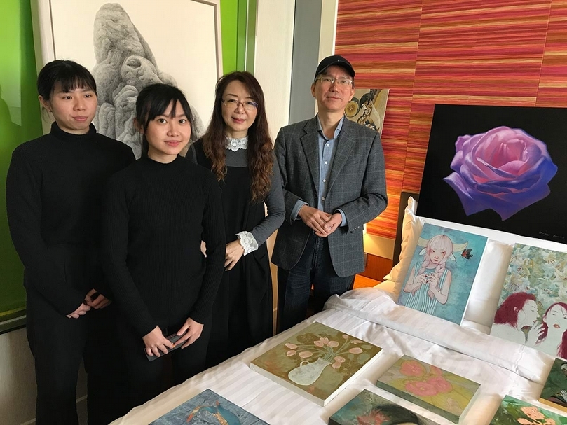 清大竹師藝術空間展出三十位年輕藝術家作品。清大教授李足新（右一）與竹師藝術空間藝術家合影。攝影：陳意華