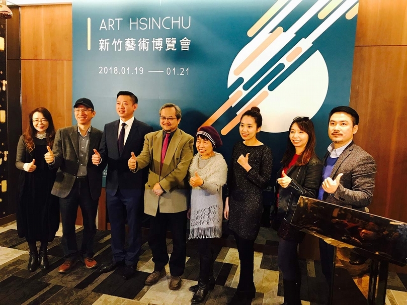 新竹藝術博覽會即將於1月19日登場，與會貴賓合影。新竹藝術博覽會執行委員會藝術總監曾學彥、宛儒畫廊負責人謝宛儒、絕版影像館藝術總監廖子寧、交通大學藝文中心主任洪惠冠、大苑藝術會展公司負責人張學孔、芙洛麗大飯店總經理張軒亮、清華大學教授李足新（右至左）。攝影：陳意華