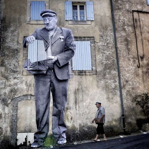 《Faces Places》中華達(Agnès Varda)與JR拍下了一位郵差的相片,將他變為村落的英雄。(海鵬影業提供)