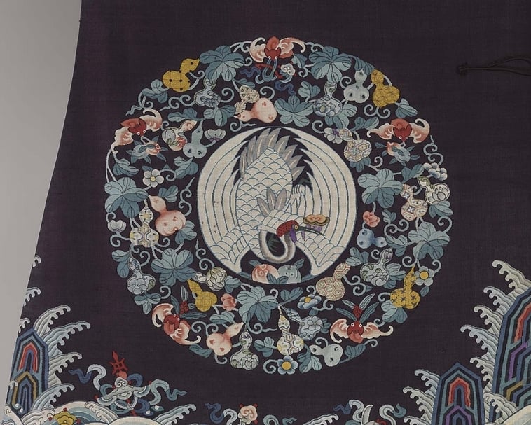 圖10 清晚期〈緙絲團鶴紋女褂〉，匿名捐贈，1949年。紐約大都會藝術博物館藏。圖為局部。圖∣紐約大都會藝術博物館
