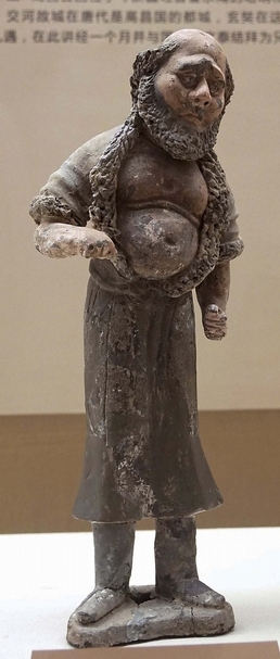 圖9 〈加彩胡人俑〉，金鄉縣主墓（724年）出土，陝西歷史博物館藏。攝影╱小林仁。