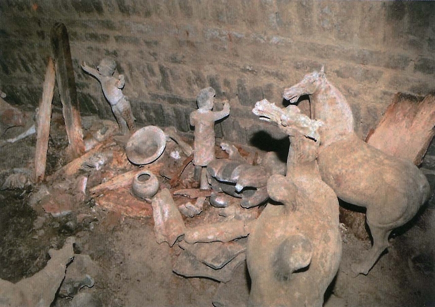 圖5 穆泰墓陪葬品出土狀況（慶陽市博物館、慶城縣博物館，〈甘肅慶城唐代游擊將軍穆泰墓〉，《文物》，2008年第3期，圖3）