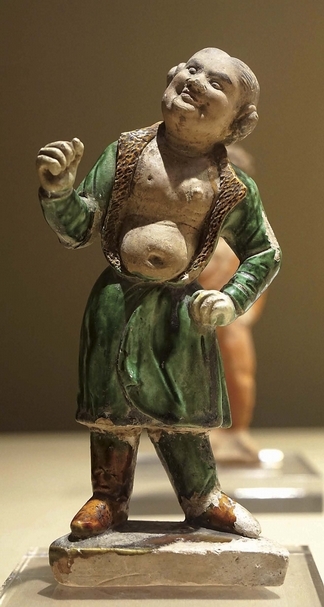 圖8 〈三彩胡人俑〉，永泰公主墓（706年）出土，陝西歷史博物館藏。攝影╱小林仁。