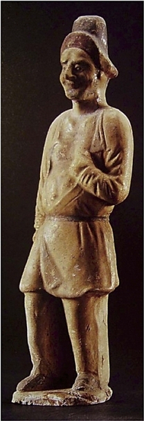 圖7 〈黃釉加彩胡人俑〉，張士貴墓（675年）出土，昭陵博物館藏（陝西省咸陽市文物局編《咸陽文物精華》，文物出版社，2002，頁104）
