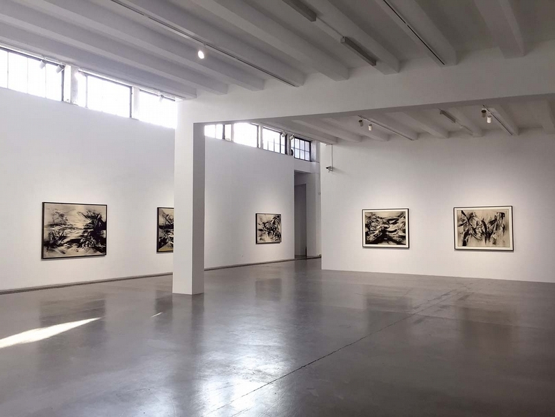 「計白守黑—楊識宏意識流系列近作展」展覽一景。攝影｜萬永婷