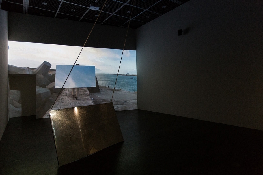 王煜松的作品《花蓮白燈塔》展出現場。圖片提供:台北市立美術館