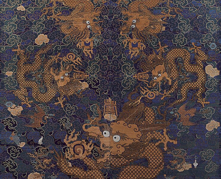 清順治〈藍色雲蟒鶴鹿紋滿地織金妝花緞衣料〉，落槌價人民幣260萬元。