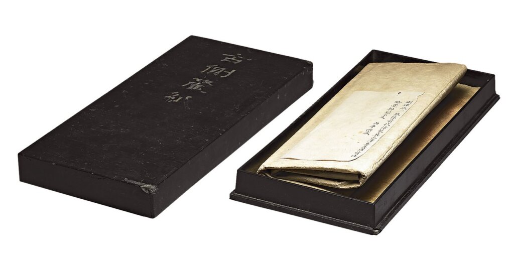 1757年春，乾隆南巡所獲之「側理紙」。攤開後尺寸約為134公分長，74公分寬（筒狀開口處）。國立故宮博物院藏。