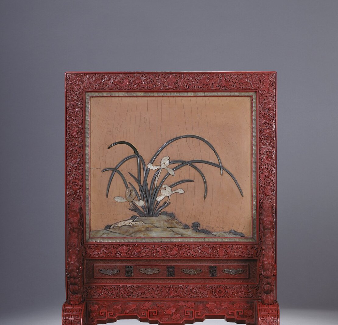 清乾隆〈剔紅百寶嵌人物故事蘭草圖插屏〉,49.5×27×64公分,估價人民幣80萬~120萬元。